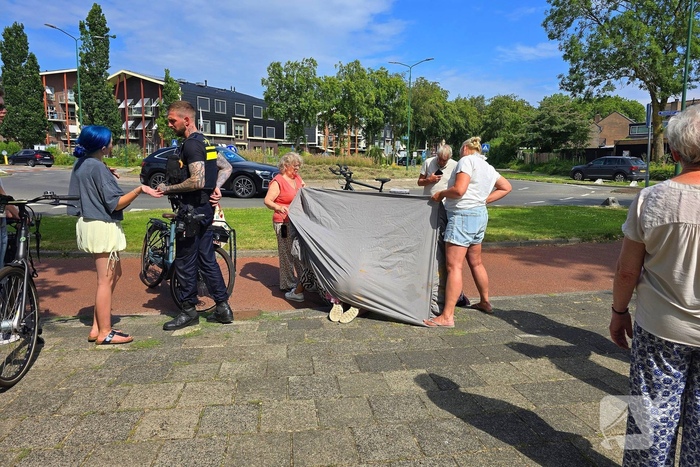 Oudere fietster komt ten val op fietspad en raakt gewond