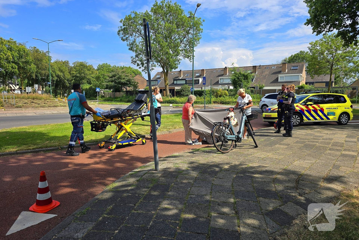Oudere fietster komt ten val op fietspad en raakt gewond