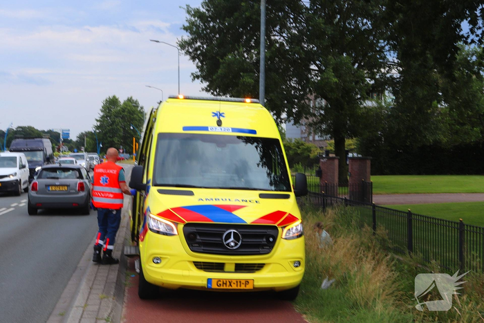 Persoon komt met fiets in greppel terecht