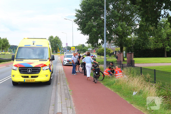 Persoon komt met fiets in greppel terecht