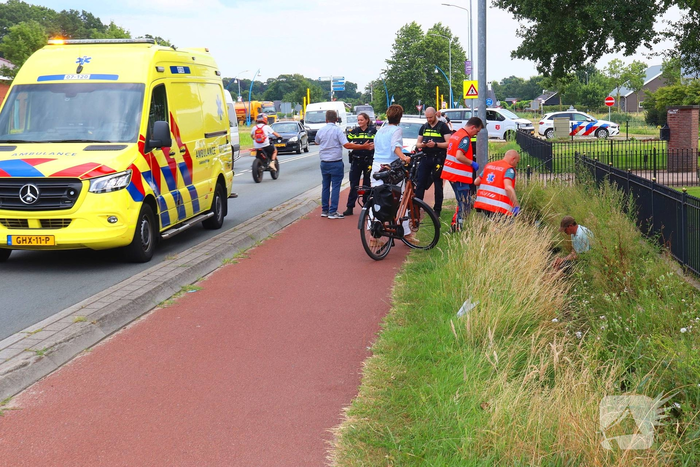 Persoon komt met fiets in greppel terecht