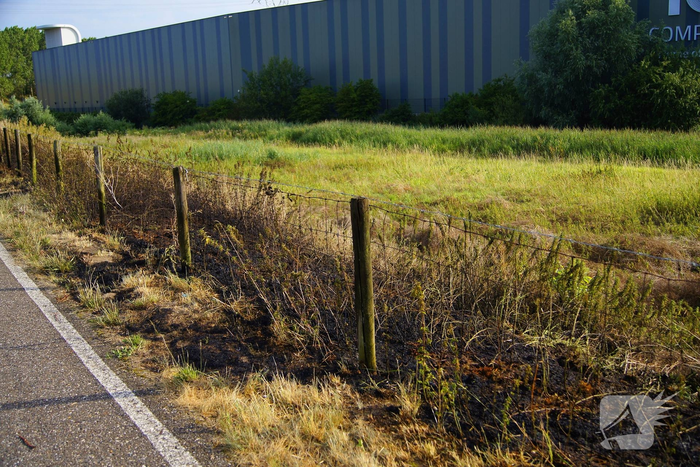 Brandweer blust brand in berm van dijk