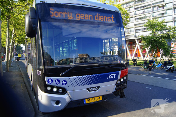 Scooterrijder botst met lijnbus, persoon nagekeken