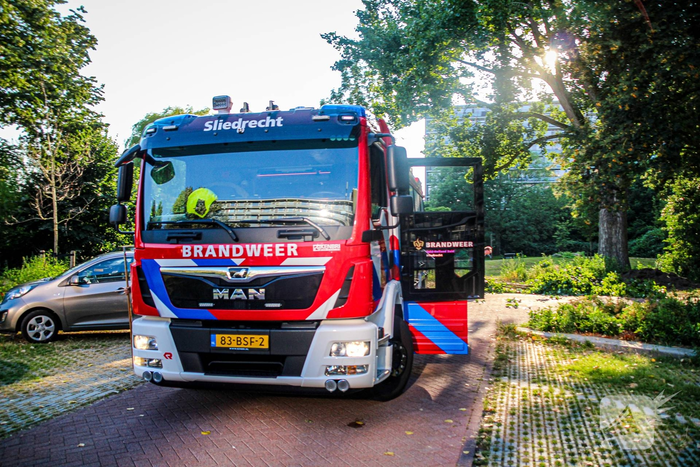 Tak valt uit boom en blokkeert weg