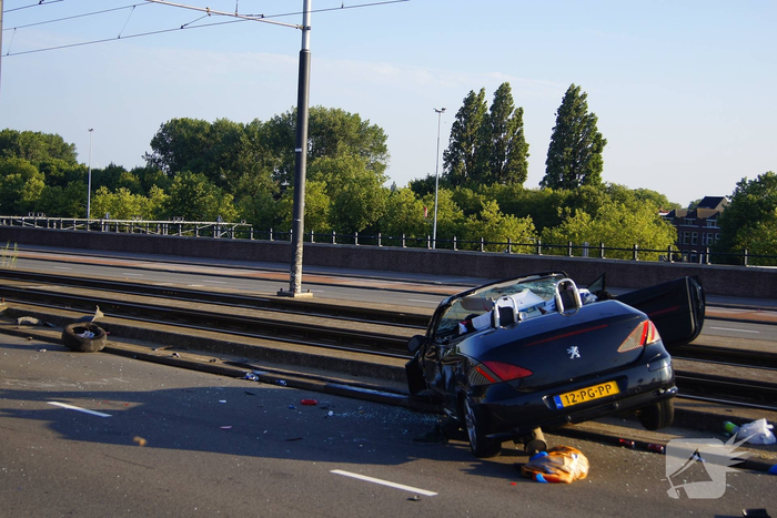 Weg bezaaid met brokstokken nadat auto over de kop slaat