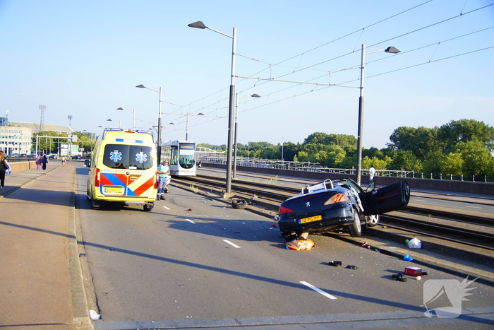 Weg bezaaid met brokstokken nadat auto over de kop slaat
