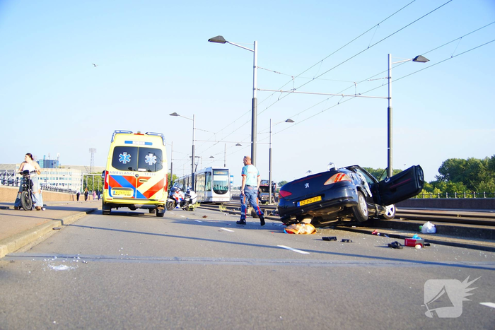 Weg bezaaid met brokstokken nadat auto over de kop slaat