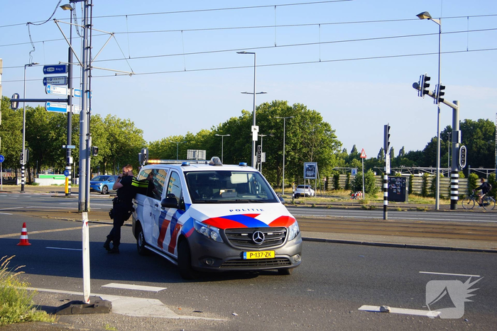 Weg bezaaid met brokstokken nadat auto over de kop slaat