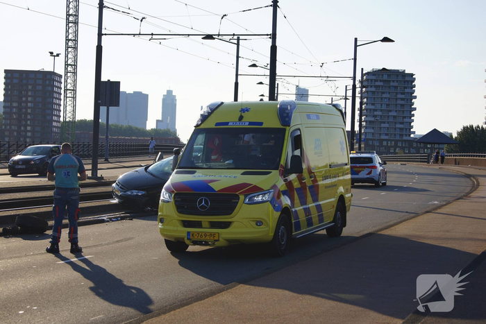 Weg bezaaid met brokstokken nadat auto over de kop slaat