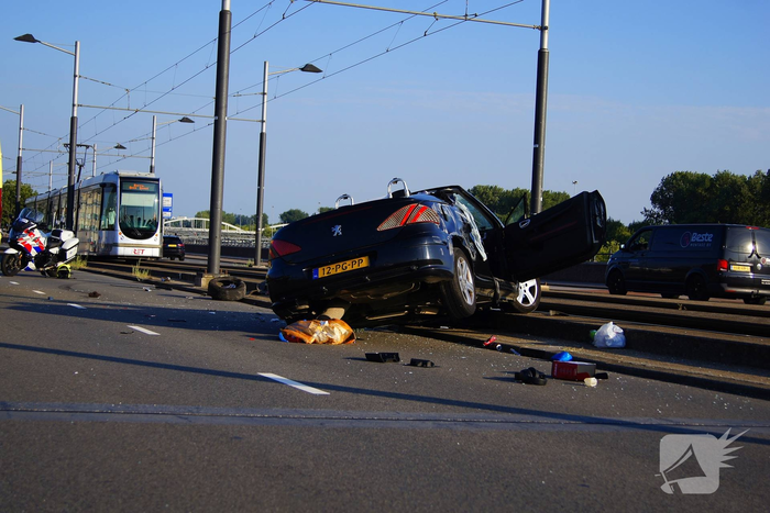 Weg bezaaid met brokstokken nadat auto over de kop slaat