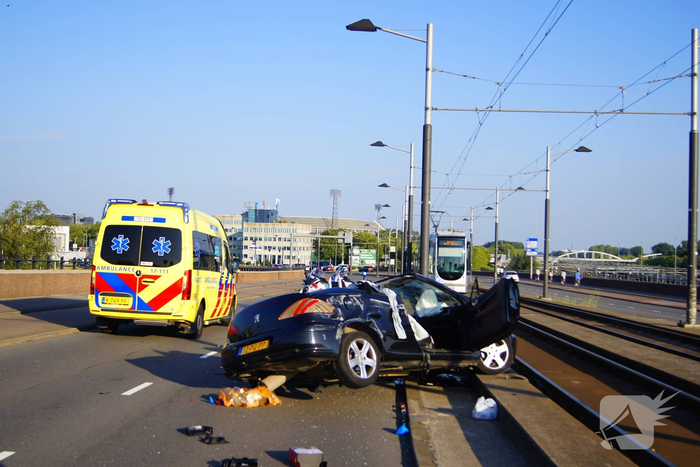 Weg bezaaid met brokstokken nadat auto over de kop slaat