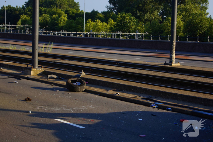Weg bezaaid met brokstokken nadat auto over de kop slaat