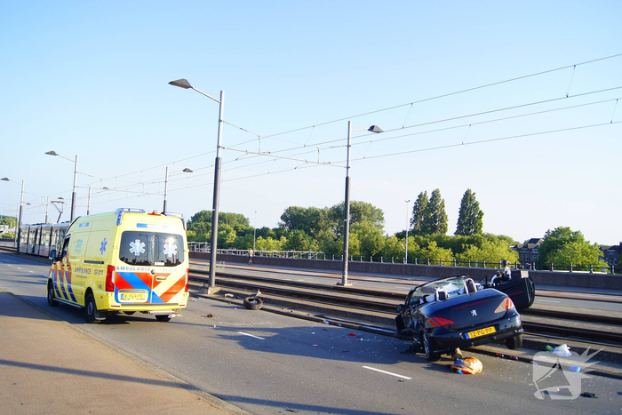 Weg bezaaid met brokstokken nadat auto over de kop slaat
