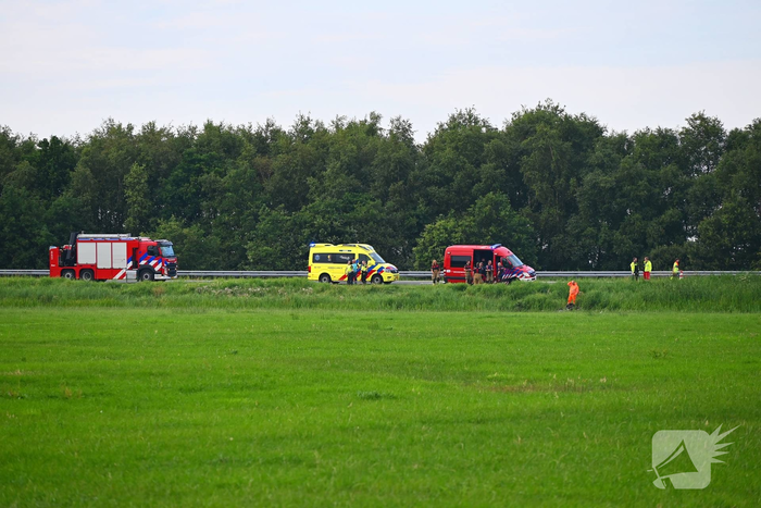 Auto belandt in sloot naast provinciale weg