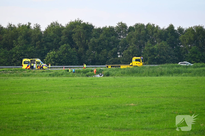 Auto belandt in sloot naast provinciale weg
