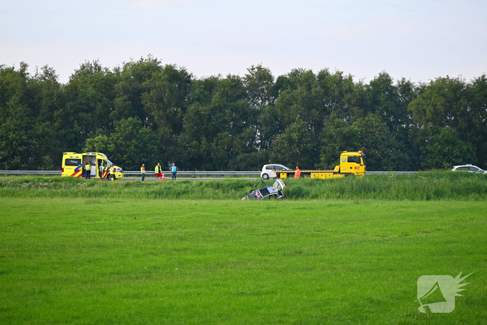 Auto belandt in sloot naast provinciale weg
