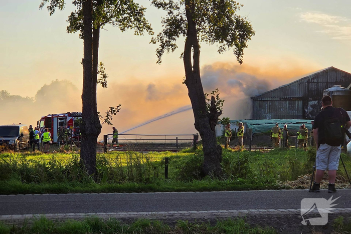 Brandweer massaal ingezet voor stal brand