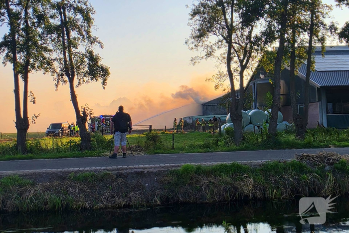 Brandweer massaal ingezet voor stal brand
