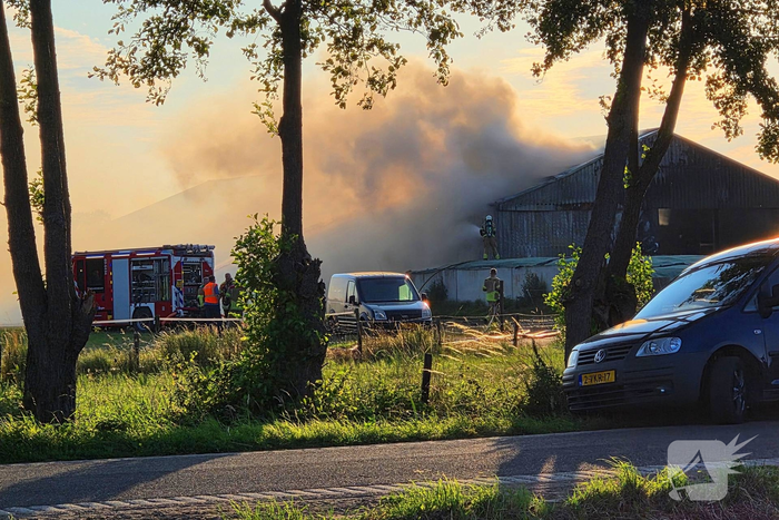 Brandweer massaal ingezet voor stal brand