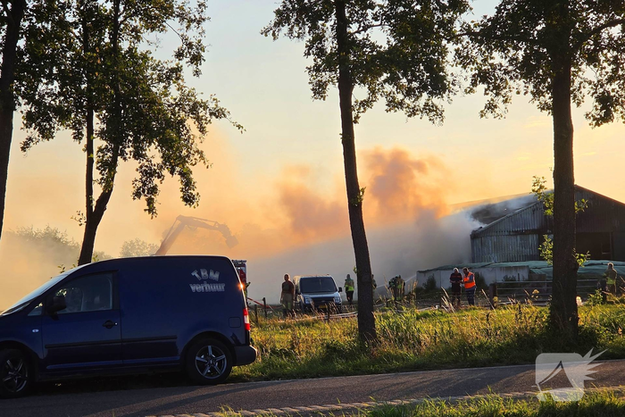 Brandweer massaal ingezet voor stal brand