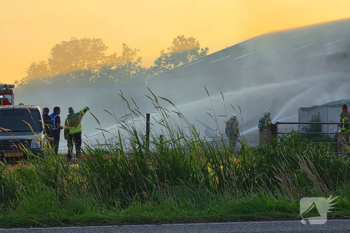 Brandweer massaal ingezet voor stal brand