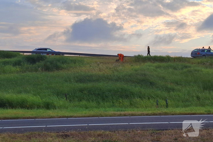 Spoor van auto onderdelen na ongeval