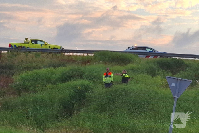 Spoor van auto onderdelen na ongeval