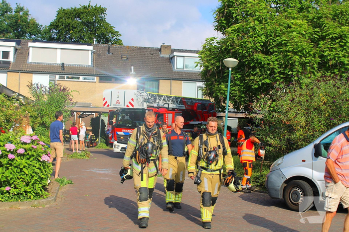 Brandweer inspecteert dak na melding brandlucht