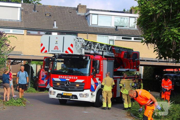 Brandweer inspecteert dak na melding brandlucht