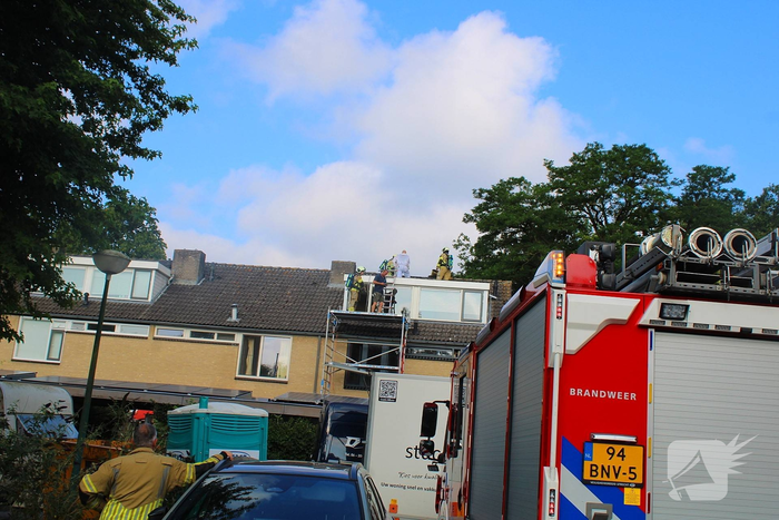 Brandweer inspecteert dak na melding brandlucht