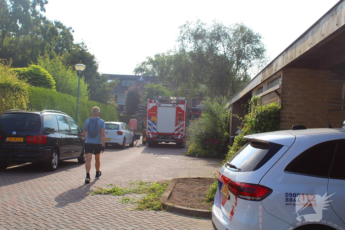 Brandweer inspecteert dak na melding brandlucht