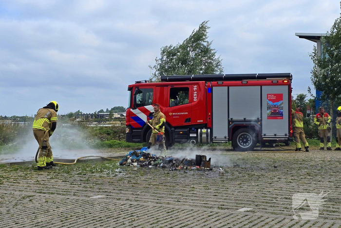 Afvalbrand door achtergelaten vuurwerk
