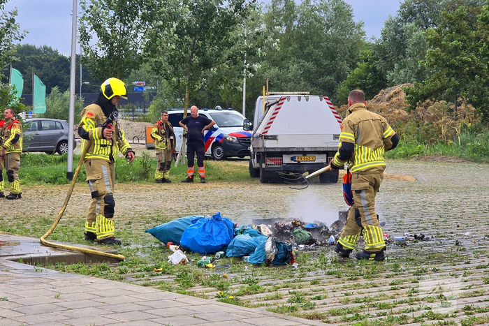 Afvalbrand door achtergelaten vuurwerk