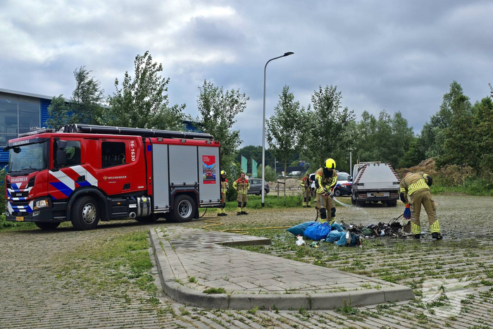 Afvalbrand door achtergelaten vuurwerk