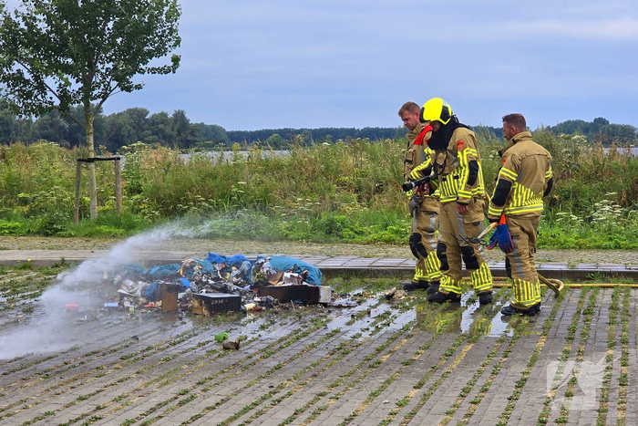 Afvalbrand door achtergelaten vuurwerk