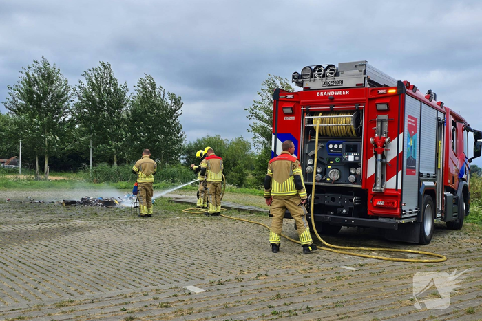 Afvalbrand door achtergelaten vuurwerk