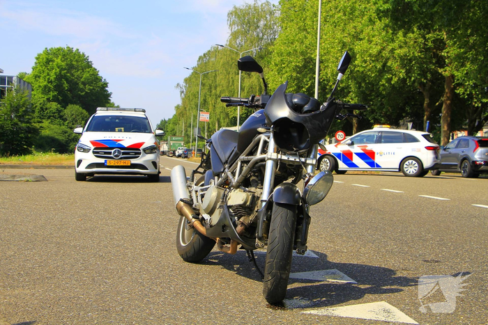 Motorrijder gewond bij aanrijding met auto