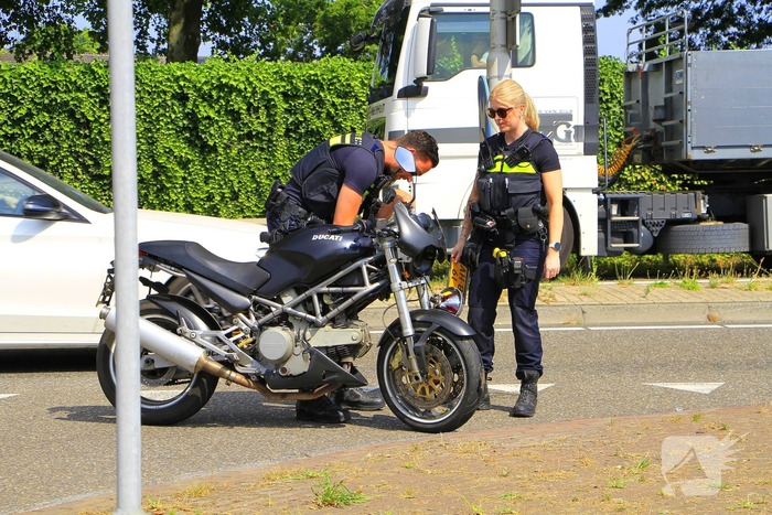 Motorrijder gewond bij aanrijding met auto