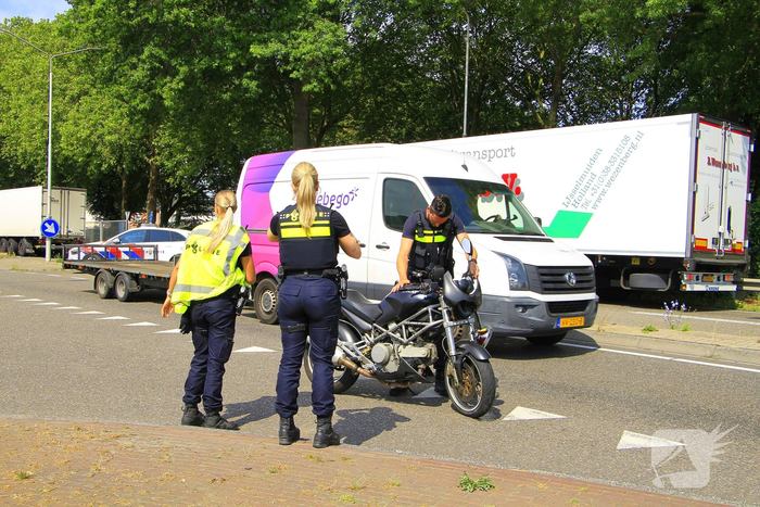 Motorrijder gewond bij aanrijding met auto