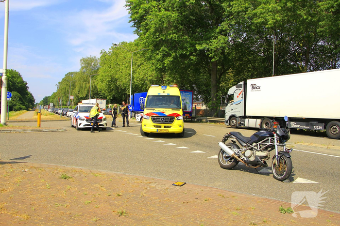 Motorrijder gewond bij aanrijding met auto