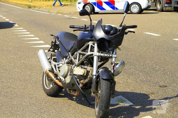 Motorrijder gewond bij aanrijding met auto