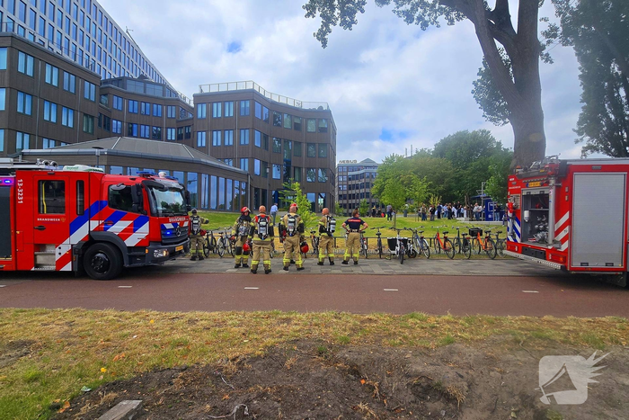 Brand in parkeergarage leidt tot ontruiming van kantoorcomplex
