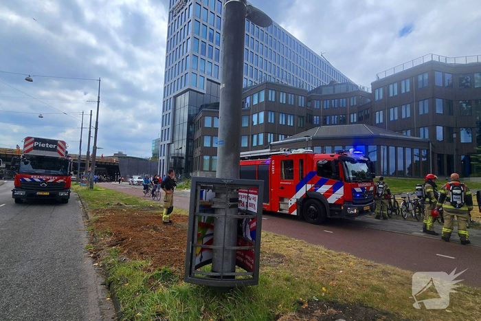 Brand in parkeergarage leidt tot ontruiming van kantoorcomplex