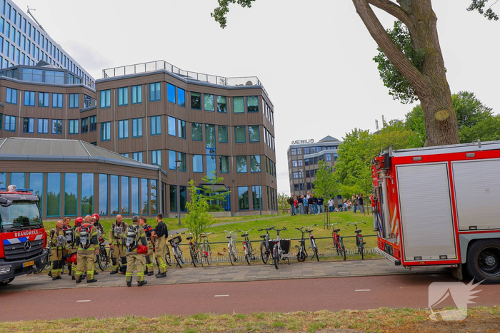 Brand in parkeergarage leidt tot ontruiming van kantoorcomplex