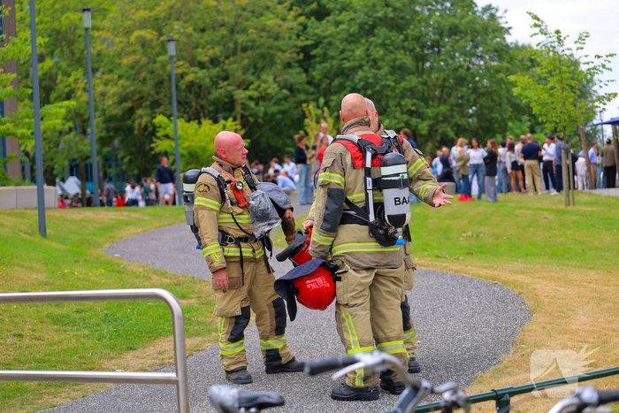 Brand in parkeergarage leidt tot ontruiming van kantoorcomplex