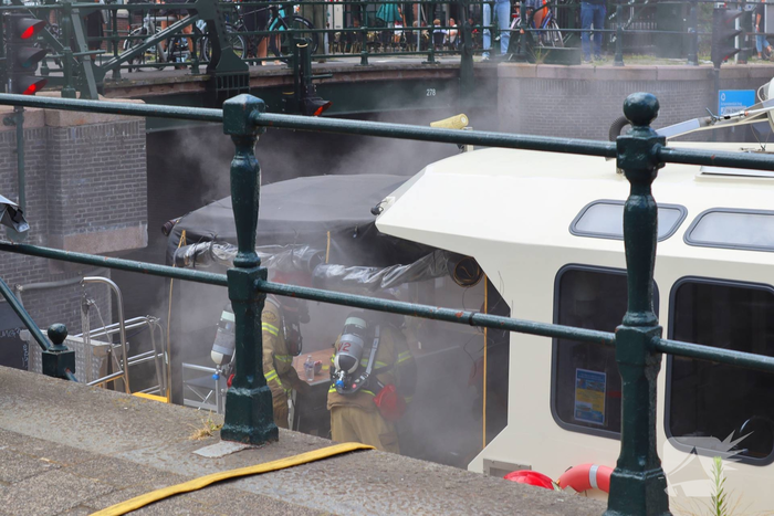 Brand in motorruimte passagiersboot zorgt voor rookontwikkeling