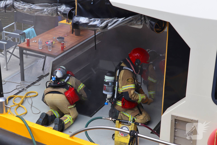 Brand in motorruimte passagiersboot zorgt voor rookontwikkeling