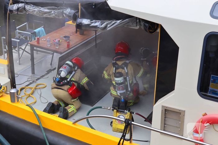 Brand in motorruimte passagiersboot zorgt voor rookontwikkeling
