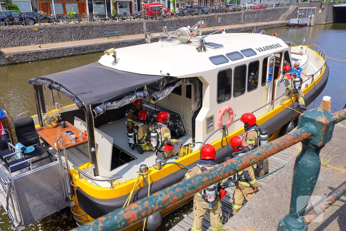Brand in motorruimte passagiersboot zorgt voor rookontwikkeling