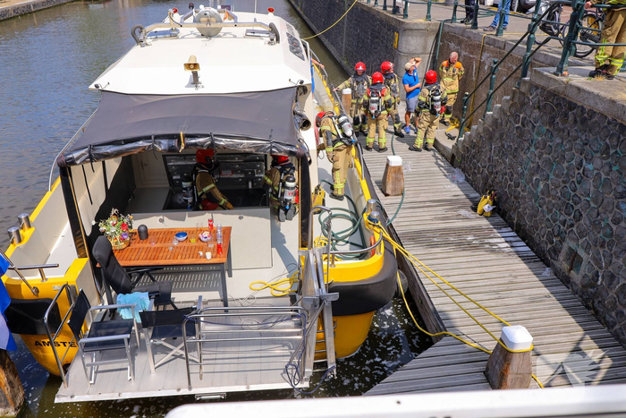 Brand in motorruimte passagiersboot zorgt voor rookontwikkeling